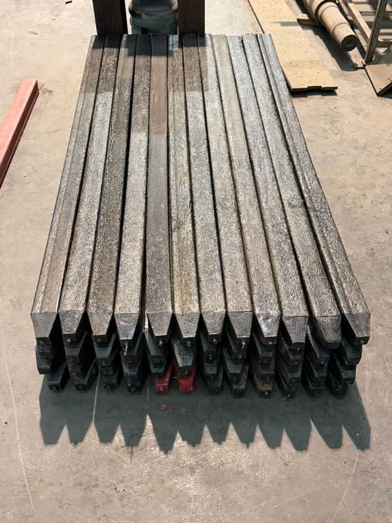 Postes de madera plástica MOGA apilados en la planta de García, N.L.